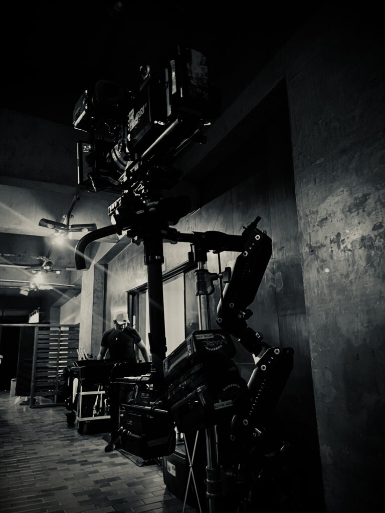 Imagem capturada em um set noturno, destacando o Steadicam em ação com câmeras profissionais. Ideal para gravações de cenas complexas em baixa luz.