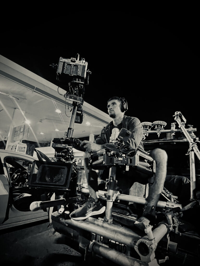 Leandro Brígido operando Steadicam em uma locação noturna, demonstrando domínio técnico e dedicação a produções de alto padrão no audiovisual.